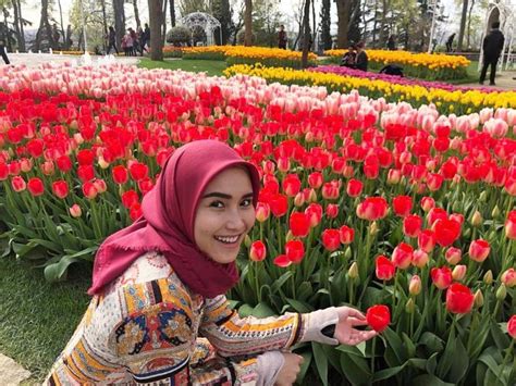 A nice gallery of ayu ting ting pictures collection on syahrinii.blogspot.com, get the latest ayu ting ting pictures and find many other pictures on the syahrinii.blogspot.com. 4 Inspirasi Gaya Jilbab Bulat ala Ayu Ting Ting, Simpel dan Manis : Okezone Muslim