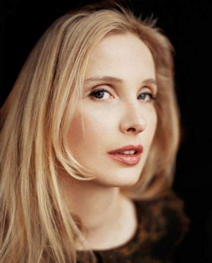 Tu me suis tu me souris dans la nuit tu me seduis je sais que tu sais que je ne sais plus qui je suis je t'aime tant, je t'aime tant pourtant comme le temps qui passe et ment j'attends. Julie Delpy - LETRAS.COM (12 canciones)