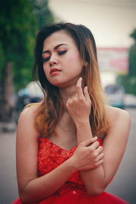 Terdengar sempurna wahhhh, nggak deh. Hunting Foto Model IGO Cantik Tamy Oktaviani in Red Dress - Dzargon