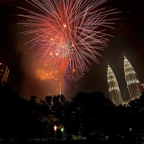 Tenaga nasional berhad melancarkan iklan televisyen bersempena tahun baru cina tahun ini yang mengembalikan kembali. KLBOYZ CHANNEL: SELAMAT MENYAMBUT TAHUN BARU 2011 ...