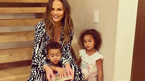 Chrissy teigen's daughter pushed a boy on first day of preschool — watch the cute confession. Posting-Überfluss? Chrissy Teigen wehrt sich gegen Kritik ...