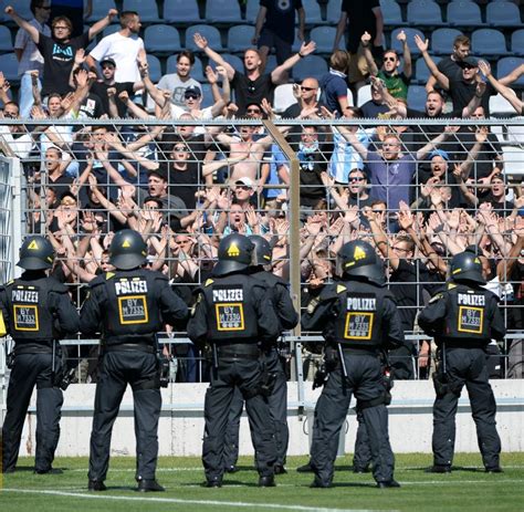 Lied von den fans des tsv 1860 münchen: FC Bayern München: 1860-Fans schießen Leuchtraketen auf ...