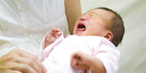 Memegang benda yang menyentuh tangannya secara refleks. Perkembangan Bayi 0-1 Bulan: Mengenal Makna Tangisan si ...