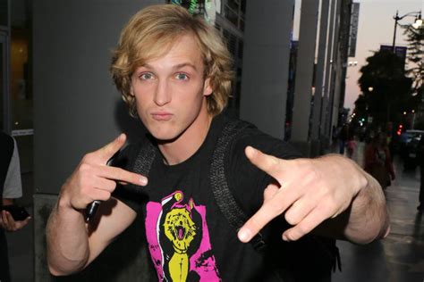 Logan paul's love life is complicated, but it's taking a backseat to his boxing match against floyd mayweather. Logan Paul Banned From Vine 2 | Girlfriend