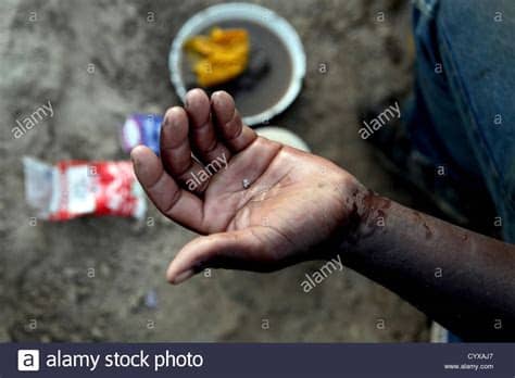 Las últimas secuencias son casi irreales pero visualmente atrapantes. JOHANNESBURG, SOUTH AFRICA - MAY 3: A zama zama holds a ...