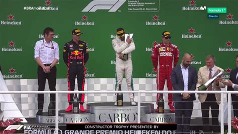Verstappen pasa junto a la rueda trasera izquierda que ocasionó su accidente. Fórmula 1 GP de Brasil: la carrera de F1, hoy en directo ...