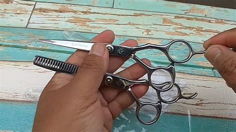 Ambil rambut sedikit demi sedikit, lalu gunting perlahan untuk menipiskan rambut. Gunting Potong Rambut LEICHENG Full Stainless Steel - YouTube