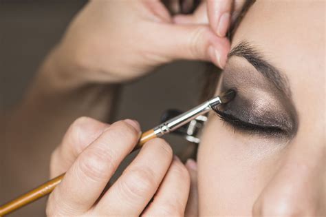 How to Apply Makeup: 10 Tricks to Swear By
