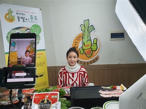 Facebook gives people the power to share and makes the world more open and. 곽진영, 비디오커머스 '1인 미디어'로 새로운 도약