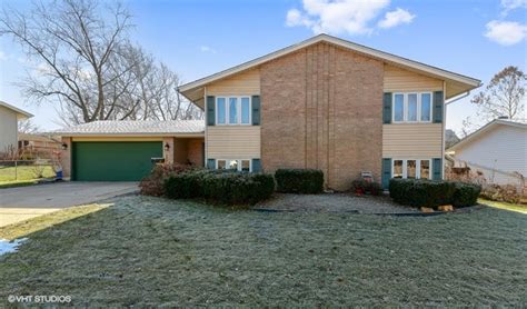 This may be a city name, postal entity, community or a municipality name. 3317 Woodridge Dr, Woodridge, IL 60517 - MLS 10154786 - Coldwell Banker
