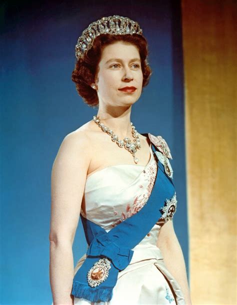 A hírt maga a királynő erősítette meg, a posztot és a bejelentést ebben a cikkben elolvashatod: 65 éve lépett trónra II. Erzsébet - A királynő kedvenc ...