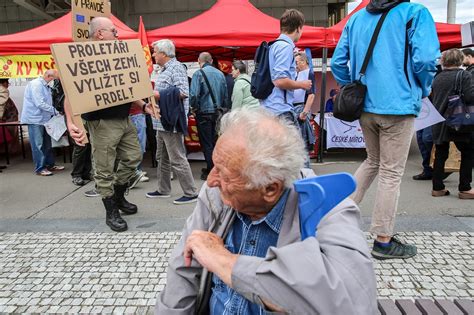 Zval mě k lásky hrám. Fotoblog: Byl První máj, byl lásky čas? Slavili komunisté ...