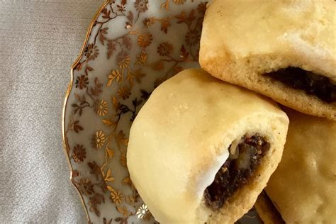 Cuccidati, also known as sicilian fig cookies are traditionally served during the holidays. Sizilianische Cuccidati - LAPÂTISSERIE