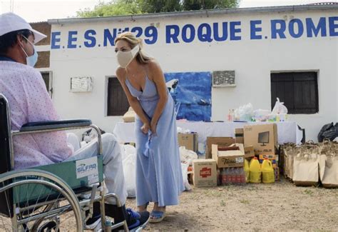 La primera dama argentina fabiola yañez fue a chaco para participar de la firma de un convenio mediante el cual se realizarán perforaciones en el paraje pampa cejas para acceder a agua potable. Fabiola Yañez visitó Chaco y fue muy criticada por su look ...