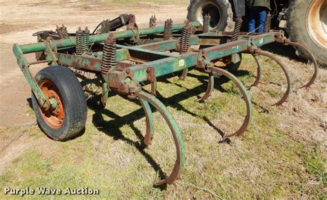 2134h la couleur verte pneus avant: John Deere 100 chisel in DeWitt, AR | Item EZ9854 sold ...