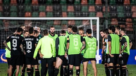 Nella sua carriera sportiva, in 10 stagioni con l'inter, ha vinto tutti i trofei. Un tesserato del Venezia FC positivo al covid