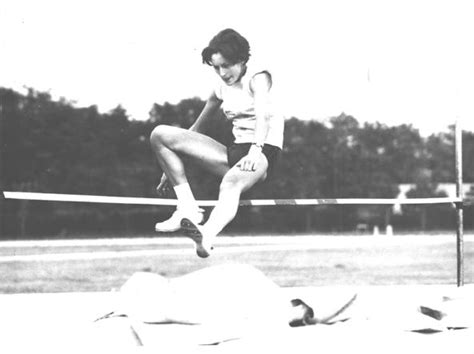 Sara simeoni is an italian former high jumper, who won a gold medal at the 1980 summer olympics and twice set a world record in the womens high jump. Sara Simeoni: «Lasciate correre Caster Semenya con i suoi ...