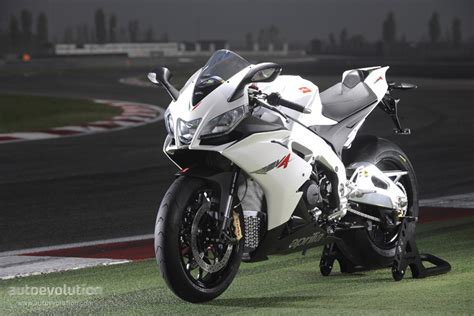 Bringing in the full extent of aprilia's racing program tech. APRILIA RSV4 R specs - 2008, 2009 - autoevolution