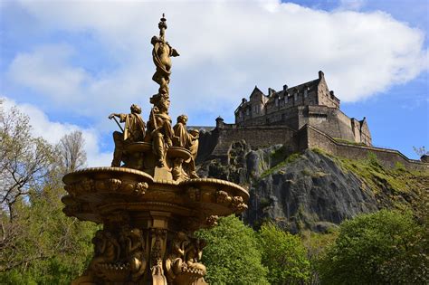 Il castello di keiss è un castello parzialmente in rovina che si erge su una scozia: VISITA GUIDATA AL CASTELLO DI EDIMBURGO - Scozia Viaggi