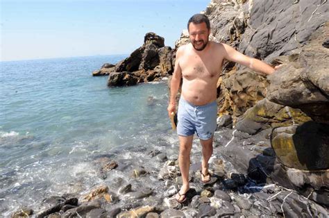 Already the nation's most popular politician and riding high in the polls, the leader of the league party pulled the plug on a. Salvini al mare tra libri e selfie con i bagnanti ...