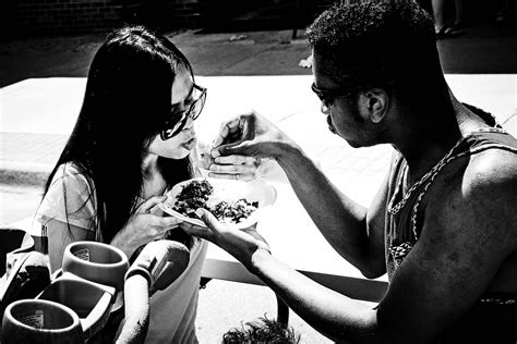 Carta patinata lucida da 70 gr. 0505_268 | street food being shared, 2018 | Alex Hawley ...