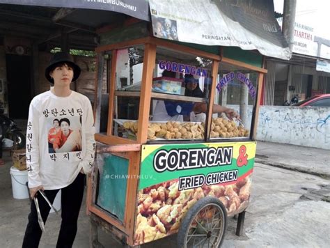 Veja mais ideias sobre foto mais suga já sabia como será a reação da laia ao sabe do segundo segredo entre na fic e descubra. Begini Kalau 15 Idol KPOP Jadi Warga Indonesia, Jin BTS Jadi Tukang Ikan Gaes!