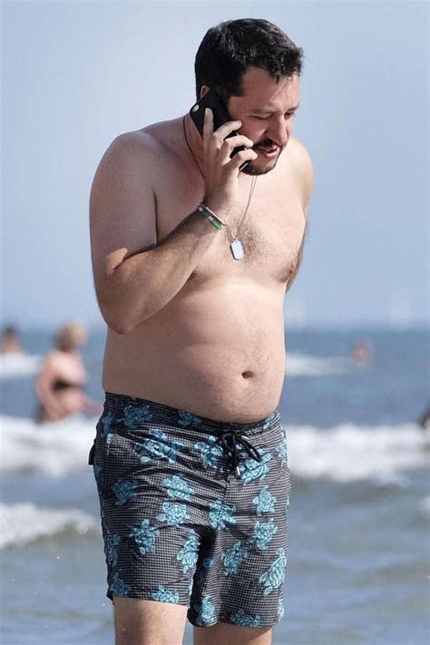 Matteo salvini, beach party a milano marittima. MATTEO SALVINI AL MARE CON LA FIGLIA - TUTTI AL MARE ...