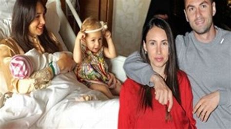 İstem yılmaz, burak yılmaz'la 2006'da tanıştı ve 3 yıllık birlikteliğin ardından 2009'da evlenme kararı alsalar da nikâha bir gün kala kına gecesinde burak yılmaz'ın neden olduğu tartışmalar yüzünden. Burak Yılmaz ve eşi İstem Yılmaz barıştı - SacitAslan.com