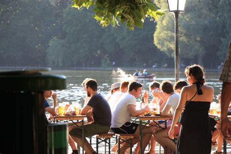 Es bietet ein tolles restaurant, ein biergarten sowie räumlichkeiten für verschieden veranstaltungen. Seehaus im Englischen Garten | Munich, Beer garden ...