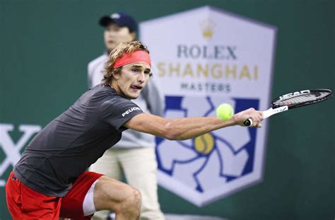 Nach schöner, kurzer rally sichert sich zverev trotzdem einen breakball, den er mit einem leichten rückhandfehler aber leichtfertig liegen lässt. Alexander Zverev und Novak Djokovic treffen im ...