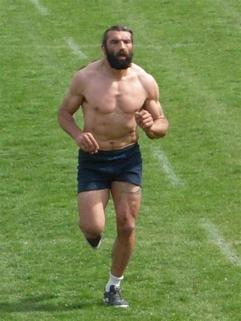 The former french rugby international has joined the sports wellness revolution with his company vivacity, which develops sports stations all over france. Chabal | Sportif