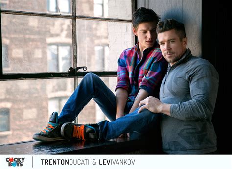 Sa mère achète des chaussures beiges : Trenton Ducati & Lev Ivankov CockyBoys | GayMobile.fr