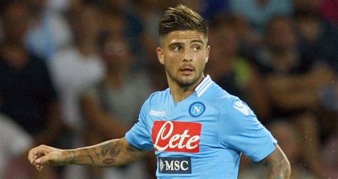 Lorenzo insigne canta in napoletano nello spogliatoio e balotelli lo prende in giro. Lorenzo Insigne e il cazzo barzotto ai Mondiali (gif ...