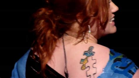 It's been nine years since i last saw kelly clarkson in concert. Kelly Clarkson shows her new tattoo at her concert in ...