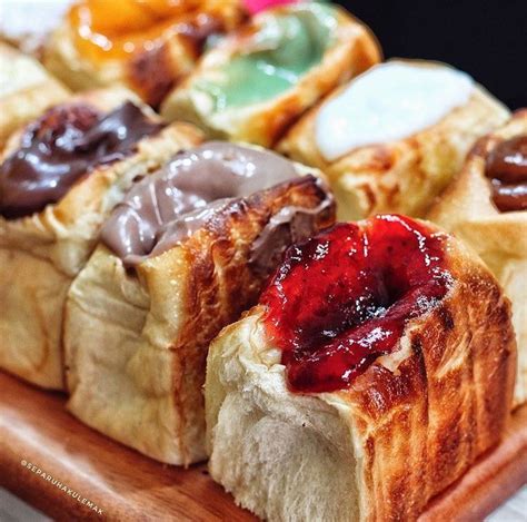 Roti is of course bread, but bakar is usually reserved for grilled food, and no one ever grill a bread right? 5 Tempat Jajan Roti Bakar Hits di Jakarta, Ada yang Jadul ...