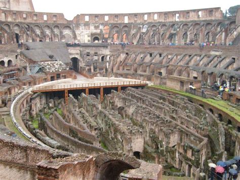 Das kolosseum, il colosseo, ist das größte amphitheater der antike. Bild "Colosseum von Innen" zu Kolosseum in Rom