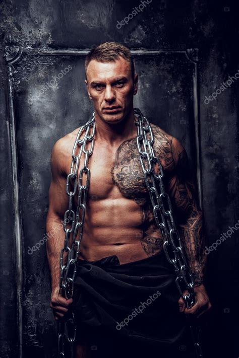 Мускулистый мужчина с татуировками — Стоковое фото © fxquadro #66925043