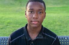 schwarzer zwarte tiener ernst ernstig buiten sieht zu gelukkige seinem afroamerikaners jungen