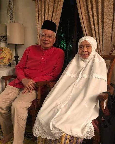 Unggah foto momen umrah di mekah, foto nagita banjir pujian dan doa. Kiriman doa, nukilan Najib buat bonda 'curi' perhatian ...