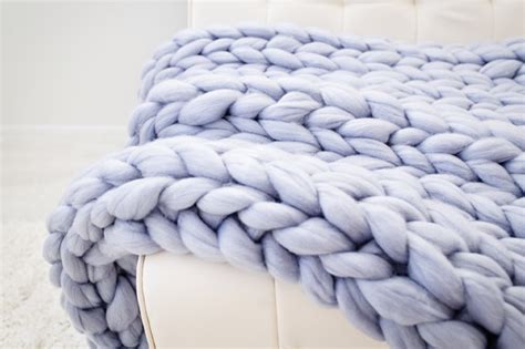 For this blanket, i wanted to use yarn that for those who prefer a full video tutorial, it is here! Hand knit blanket, 40x60 inches, Video tutorial - becozi ...