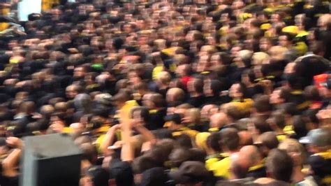 Een fan van dortmund wordt bij de lurven gegrepen door de politie. Schalke vs. Dortmund Hooligans & Ultras Gästeblock - YouTube