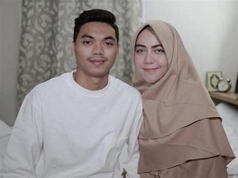 Menurut rizky, kejadian itu berlangsung hampir setiap hari. Kisah Hijrah Ratu Rizky Nabila, Istri Cantik Bintang ...