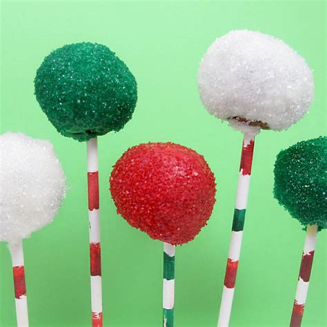 These mini christmas trees will be a hit at your next holiday party. easy Christmas cake pops from the decorated cookie
