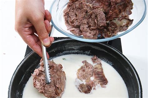 Selain bahan dasar daging, rendang menggunakan santan kelapa (karambia), dan campuran dari berbagai bumbu khas yang dihaluskan di antaranya cabai (lado), serai, lengkuas, kunyit, jahe, bawang putih, bawang merah dan aneka bumbu lainnya yang biasanya disebut sebagai pemasak. Cara Memasak Empal Daging Sapi - Resep Masak Daging Empal ...