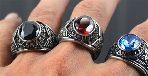 Berbeda dengan cincin pernikahan yang umumnya. Sunnah Cara Memakai Cincin Menurut Islam
