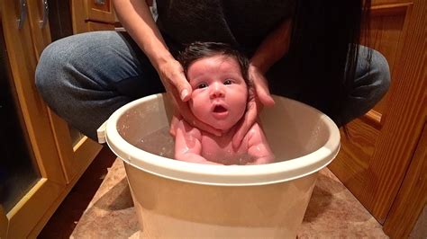 The tummy tub bath looks like a bucket and is a unique womb shaped clear tub, which helps your baby to relax and be calm in the familiar foetal position. BANHO DE BALDE NA BEBÊ LAURA!! Baby Bucket Bath Tummy Tub ...