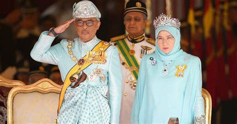 Fra wikipedia, den gratis encyklopædi. Malaysia crowns Pahang state's Sultan Abdullah as 16th king
