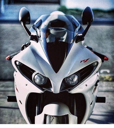 2012 Yamaha R1 white front (con imágenes)