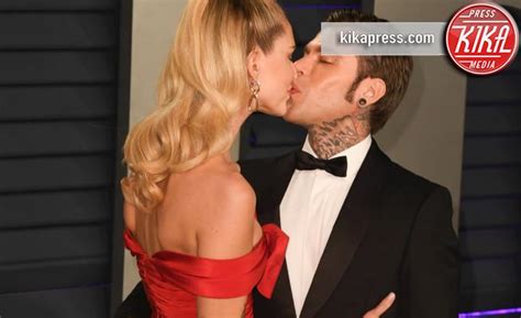Fedez e chiara ferragni travolti dalla passione in barca: Oscar, Chiara Ferragni e Fedez, il bacio sul red carpet ...