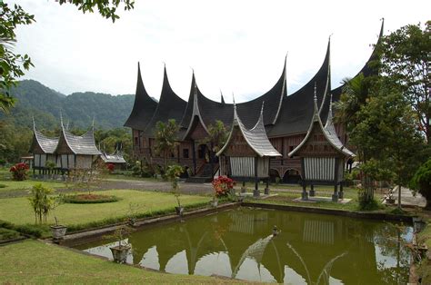 Keunikan rumah adat sumatera barat. Rumah Adat Sumatera Barat: Asal-Usul, Filosofi, Keunikan ...